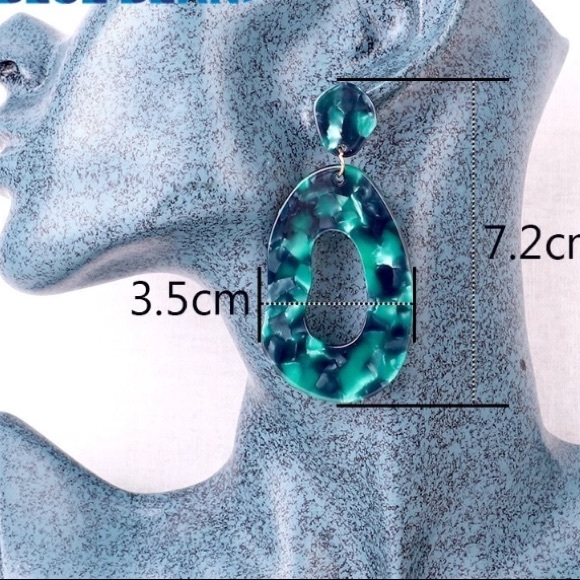 Emerald Green boho acrylic earrings - Picture 6 of 6